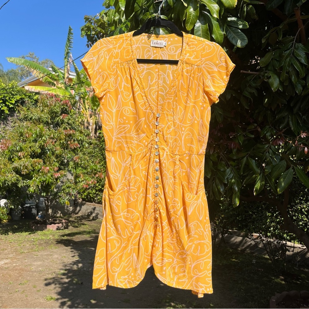 LOKOA THE LABEL‎ mustard yellow leaf print button up short sleeve mini dress